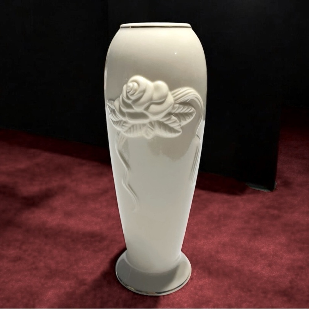 Like New! Vintage Lenox Rose Vase, Ivory Porcelain 24K Gold Trim